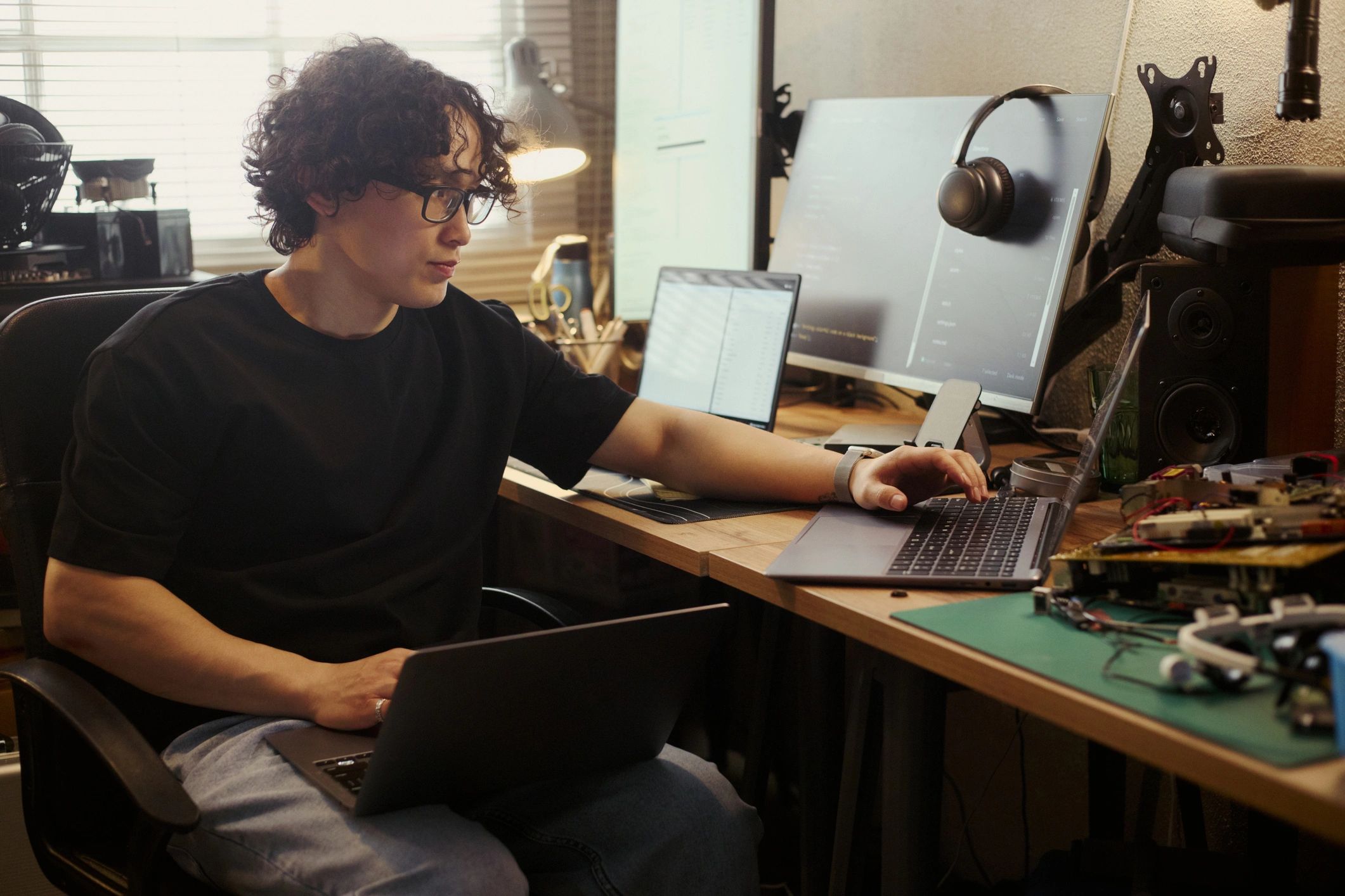 Profesional de soporte IT trabajando con varias pantallas